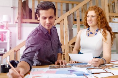 Ofisteki iki genç mimar