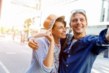 Gülümseyen çift kamera ile