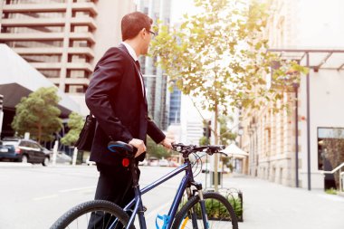 Bisikletli genç işadamları