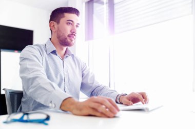 Çekici ofis çalışanı masada oturuyor.