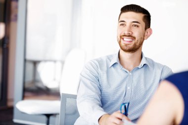 ofis yakışıklı işadamı