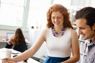 İki genç insan Office