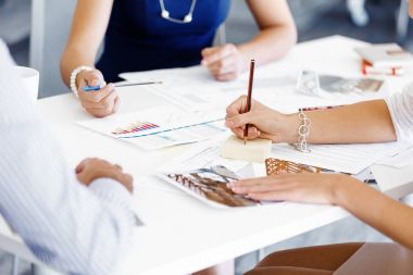 Kağıda yazı eller