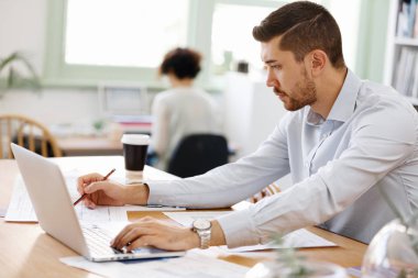 Genç adam mimar ofis