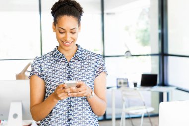 Afro-Amerikan ofis çalışanı ile cep telefonu iş içinde gülümseyen portresi