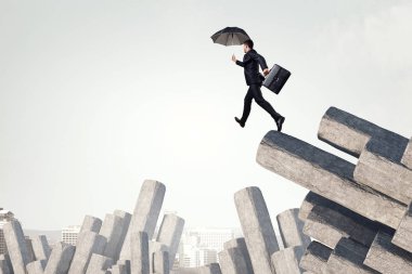 Şemsiye ile zarif bankacı. Karışık teknik