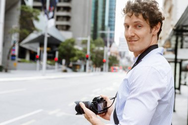 Erkek fotoğrafçı alarak resim