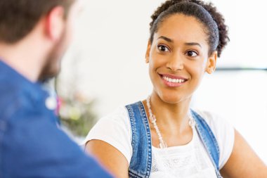 Afro-Amerikan ofis çalışanı iş içinde oturan gülümseyen portresi