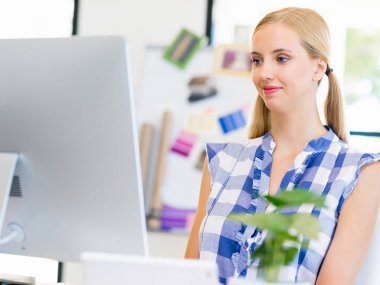 Genç bayan ofiste çalışıyor.