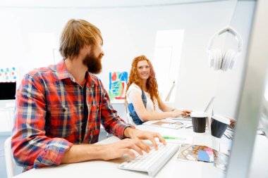 ofis yakışıklı işadamı