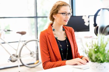 Görevdeki genç bayan.