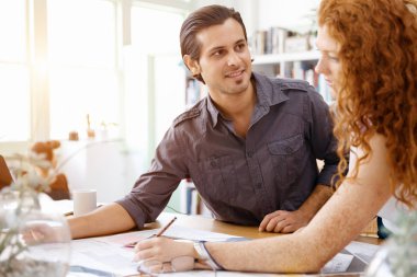 Ofisteki iki genç mimar