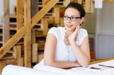 Genç kadın mimar ofis
