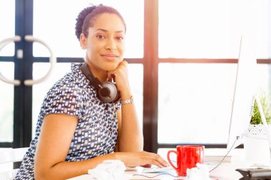 Afro-Amerikan ofis çalışanı iş içinde gülümseyen portresi
