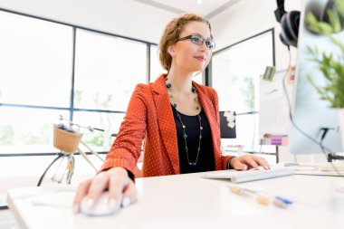 Görevdeki genç bayan.