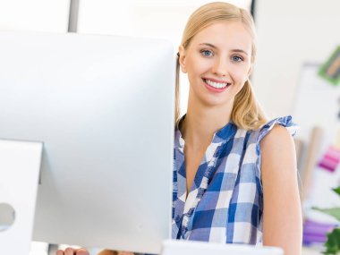 Genç bayan ofiste çalışıyor.