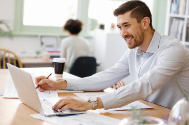 Genç adam mimar ofis