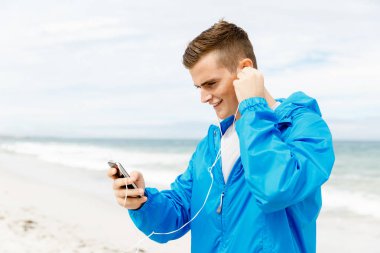 Spor ve müzik. adam koşu için hazırlanıyor