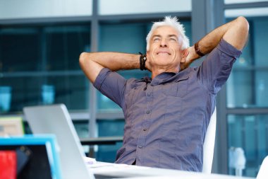 ofis yakışıklı işadamı