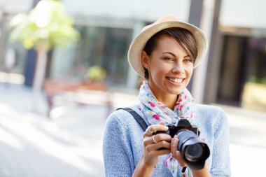 Açık yaz yaşam tarzı genç ve güzel kadın portresi fotoğraf makinesi ile gülümseyen