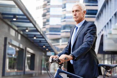 Başarılı bir iş adamı binicilik bisiklet