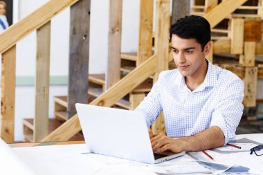 Genç adam mimar ofis