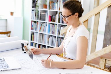 Genç kadın mimar ofis