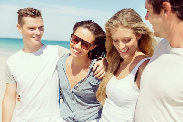 Gesellschaft junger Leute am Strand — Stockfoto