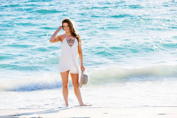 Kumsalda Yürüyen Genç Kadın