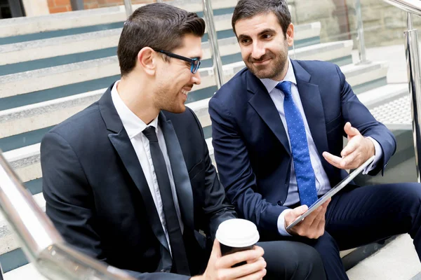 Two businessmen talking outdoors — Stock Photo, Image