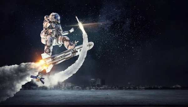 Yönetim Kurulu uçan üzerinde uzay adamı. Karışık teknik