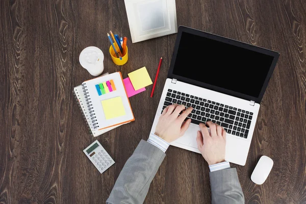 Lieu de travail avec fournitures de bureau et ordinateur portable — Photo