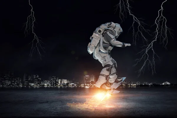 Yönetim Kurulu uçan üzerinde uzay adamı. Karışık teknik