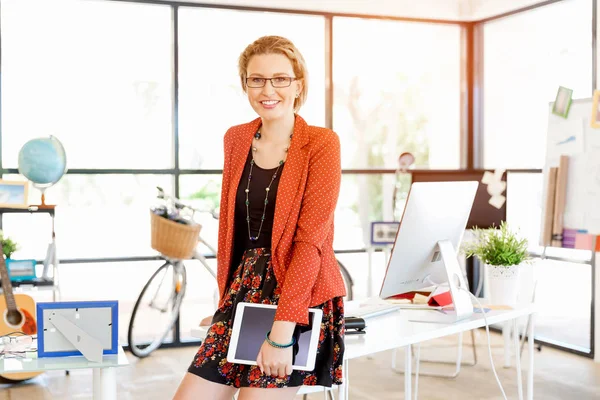 Görevdeki genç bayan.