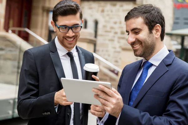 Açık havada konuşurken iki iş adamları