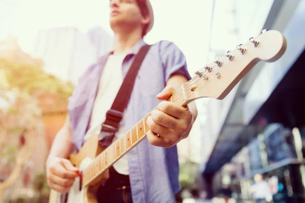 Unga musiker med gitarr i city — Stockfoto