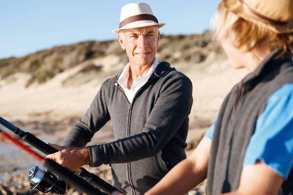 Yaşlı adam torunuyla balık tutuyor.