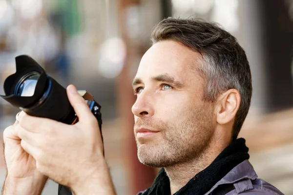 Männlicher Fotograf beim Fotografieren — Stockfoto