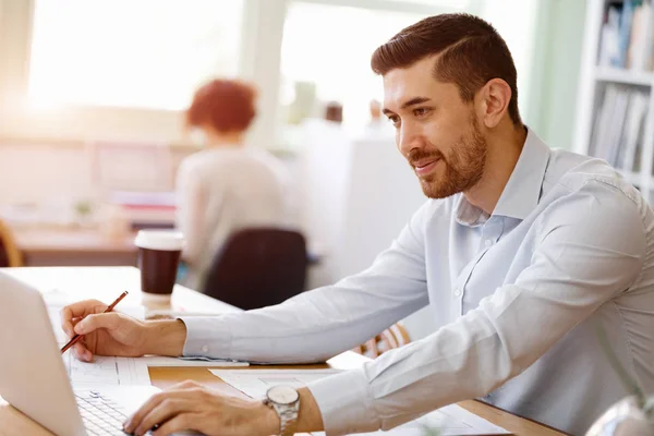 Jonge man in Office — Stockfoto