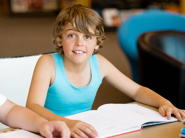 Niño en la biblioteca — Foto de Stock