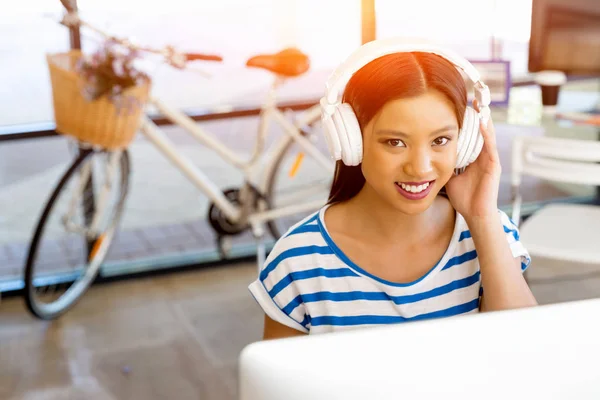 Young woman in office — Stock Photo, Image