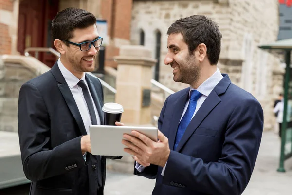 Açık havada konuşurken iki iş adamları