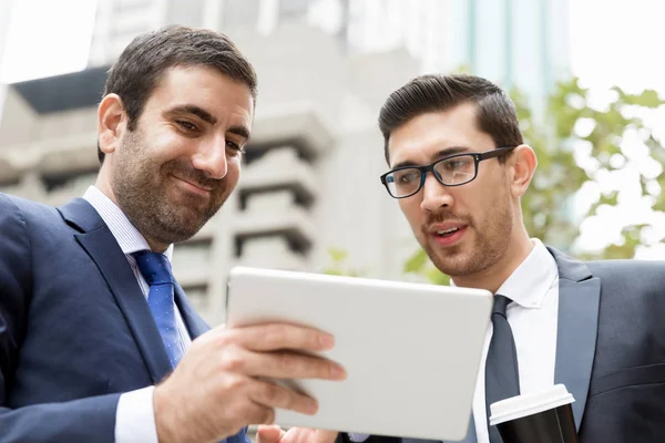 Açık havada konuşurken iki iş adamları