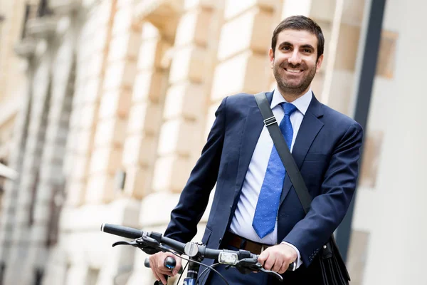 Jonge zakenmensen met een fiets — Stockfoto