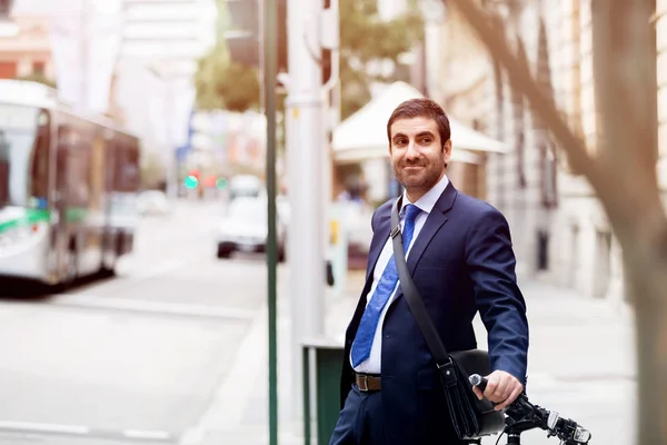 Jeunes hommes d'affaires avec un vélo — Photo