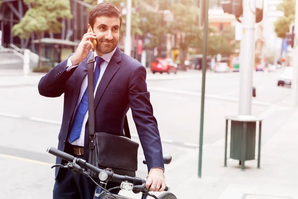 Jóvenes empresarios con una bicicleta —  Fotos de Stock