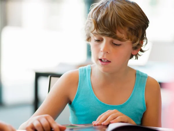 Garçon dans la bibliothèque — Photo