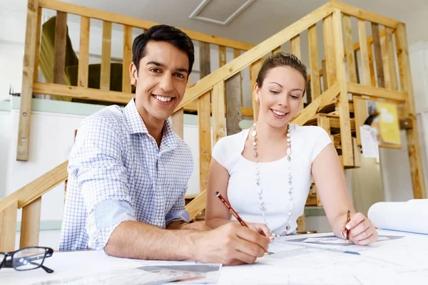 Dos jóvenes arquitectos en el cargo — Foto de Stock