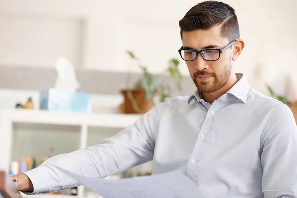 Jonge man in Office — Stockfoto