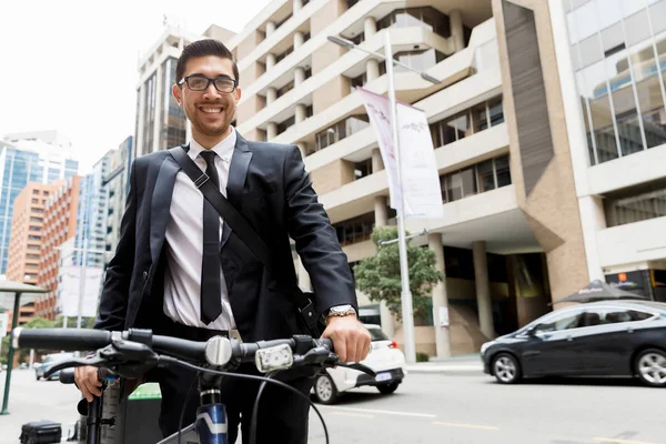 Jóvenes empresarios con una bicicleta — Foto de Stock